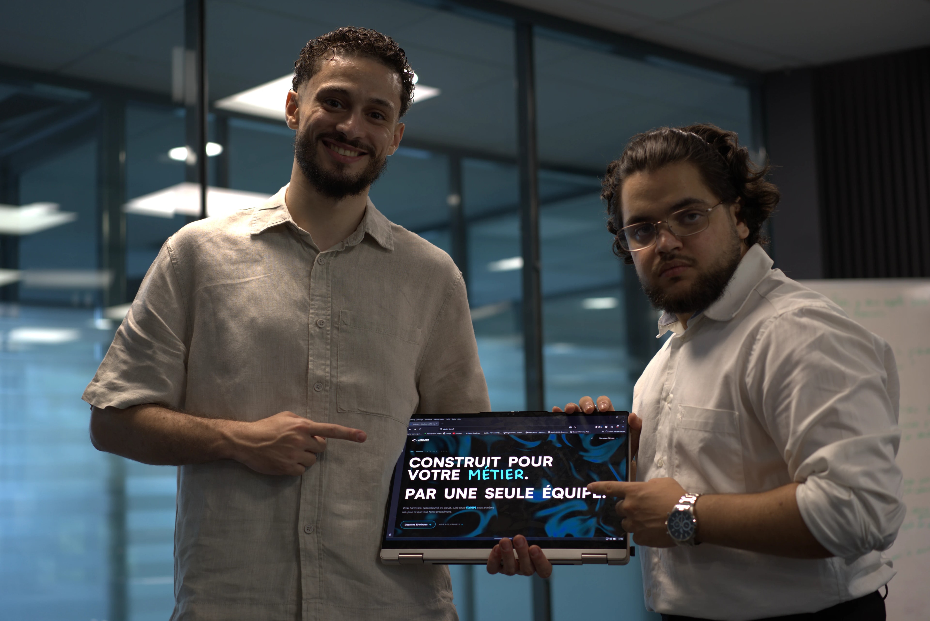 Rayane et Zinédine présentant le principe de L'Atelier
